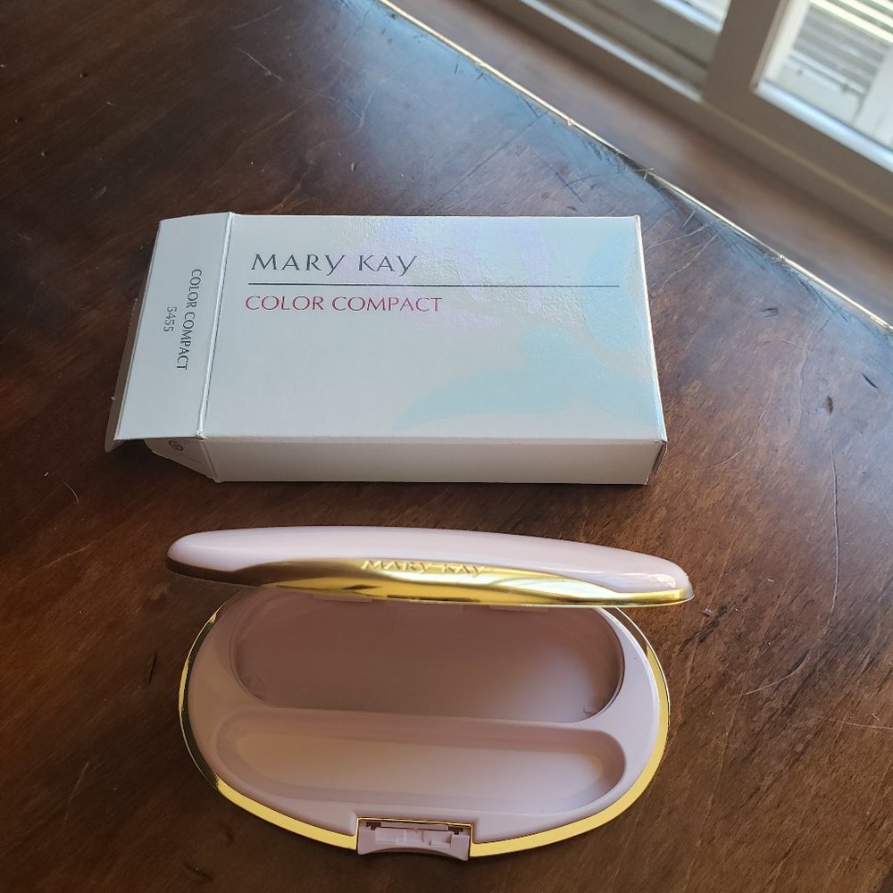 5X HOST PICK. Vintage Mary Kay Powder Perfect Eye Color Compact